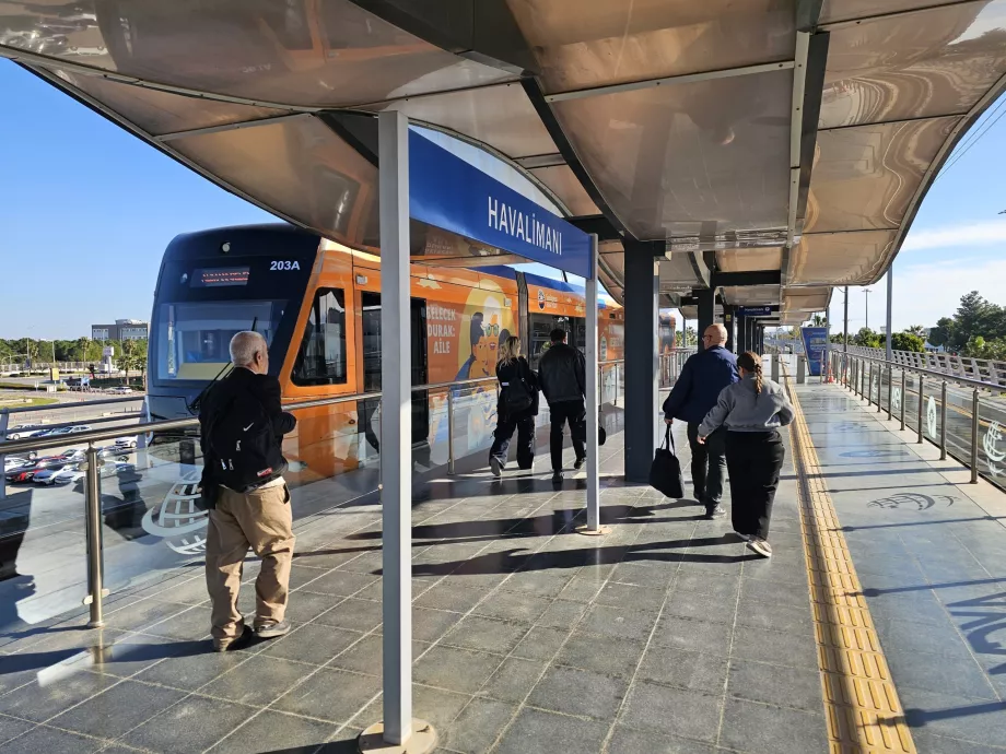 Fermata del tram di fronte al Terminal 1
