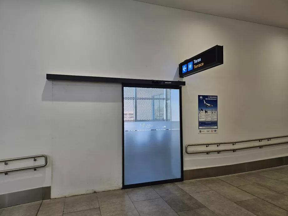 Terrazza fumatori dopo il controllo di sicurezza