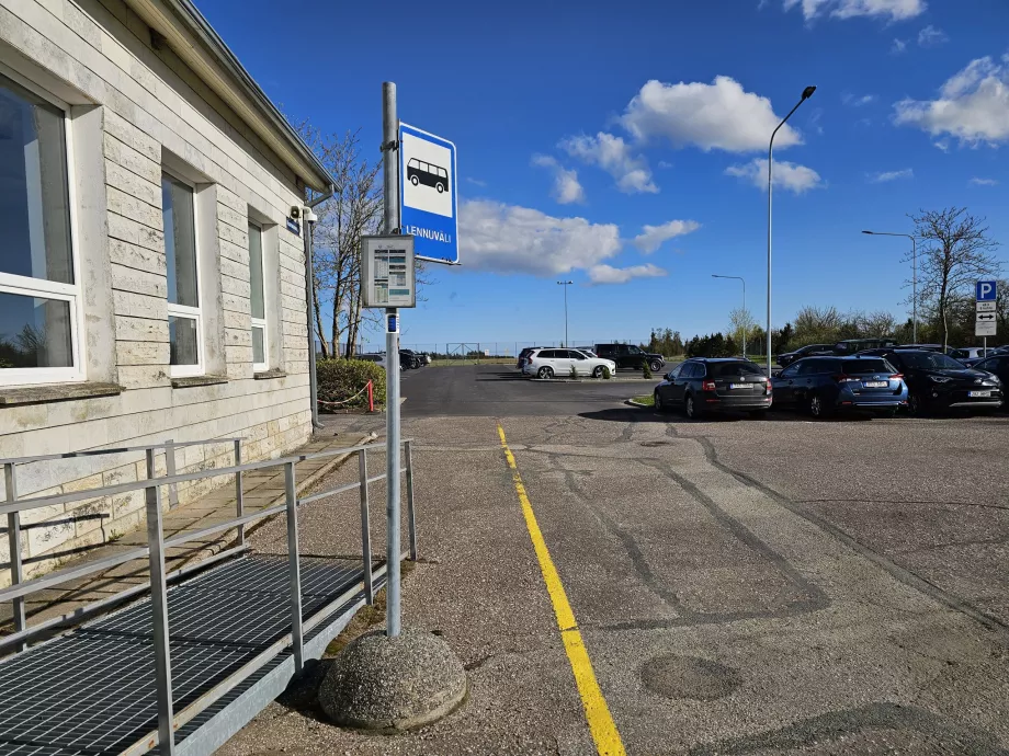 Fermata dell'autobus di fronte al terminal
