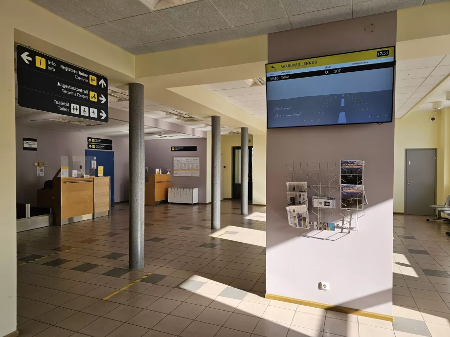 Sala check-in con banchi di accettazione