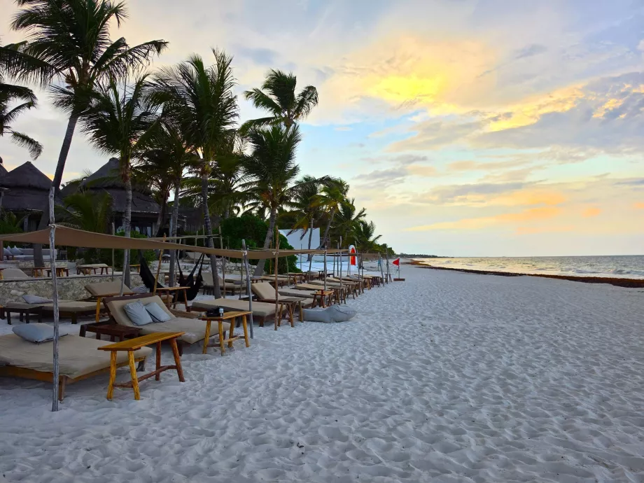 La spiaggia nella zona alberghiera di Tulum