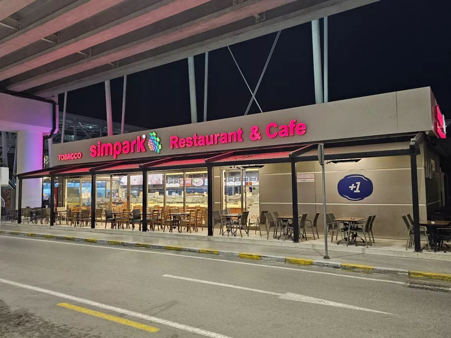 Caffè di fronte al terminal nazionale vicino alla stazione della metropolitana