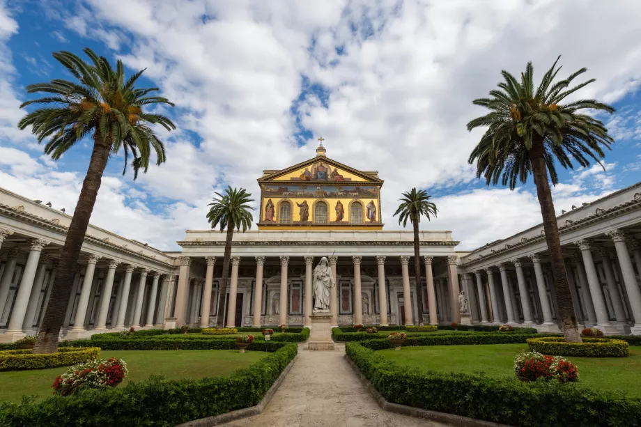 Basilica dietro il Castello