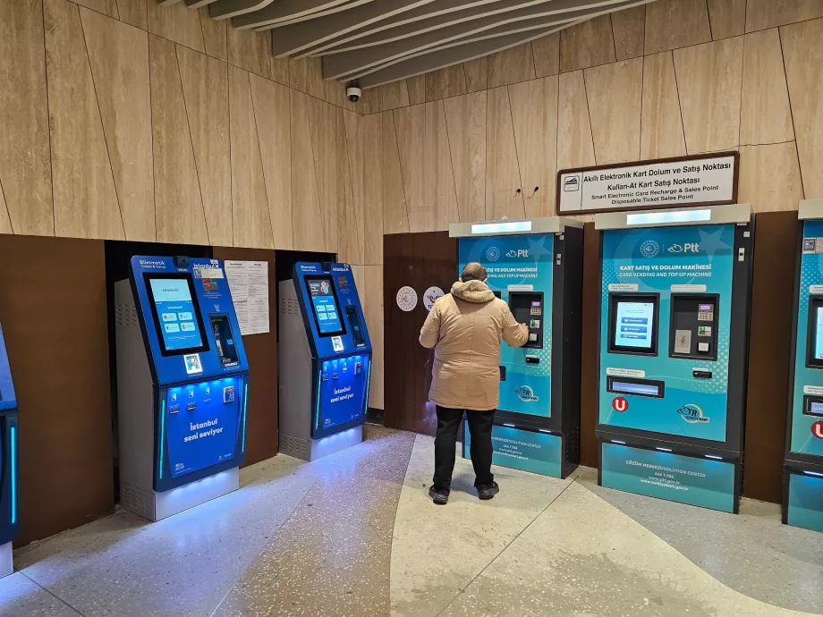 Macchine blu a sinistra - Istanbulkart; macchine blu a destra - PTT card