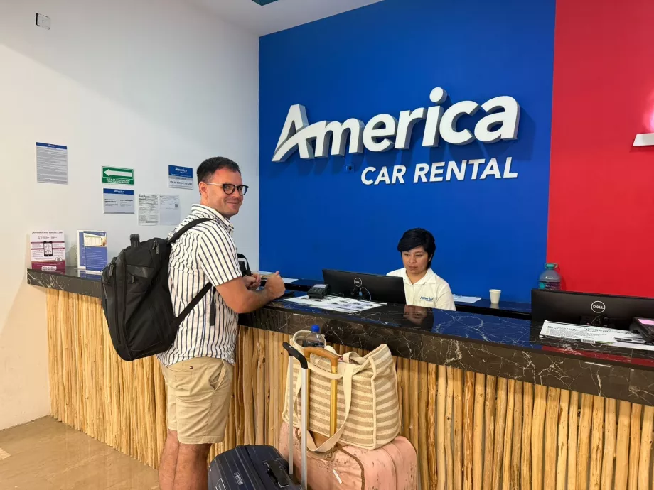 Io allo sportello del noleggio auto a Tulum