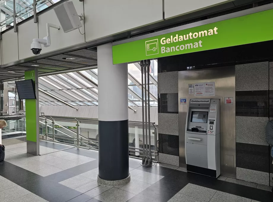 Bancomat nella sala partenze