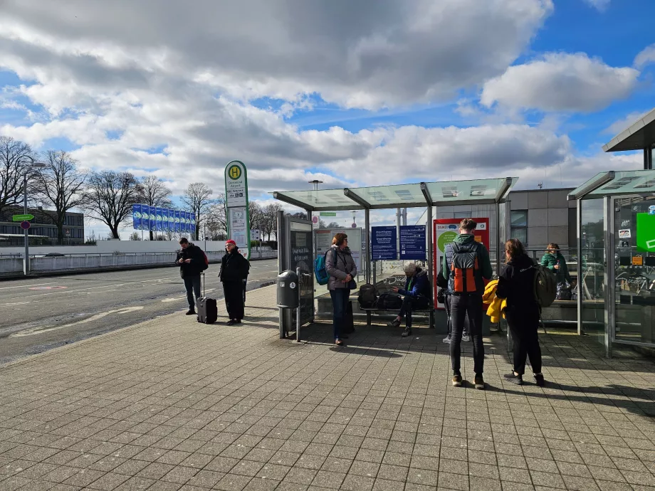 Fermata dell'autobus 490 e biglietteria automatica