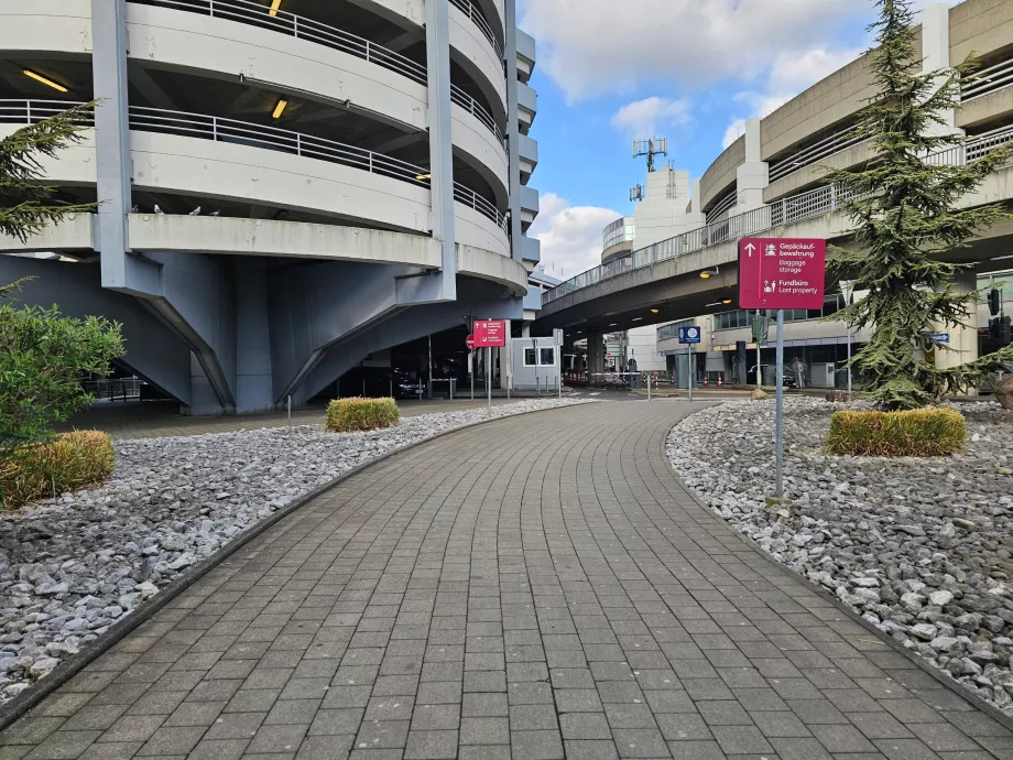 La strada per il deposito bagagli