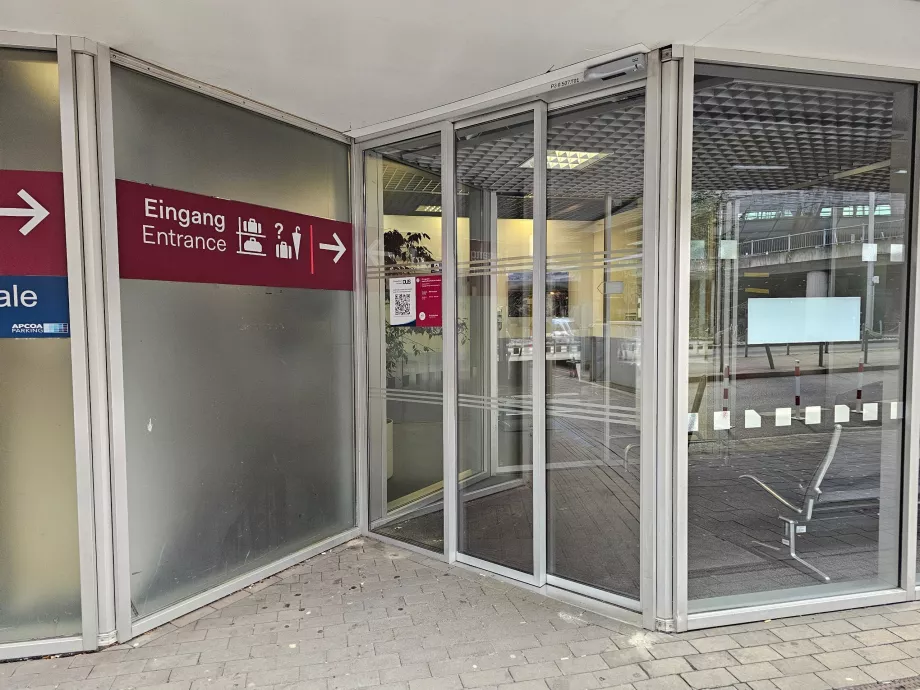 Deposito bagagli nel garage di fronte al terminal