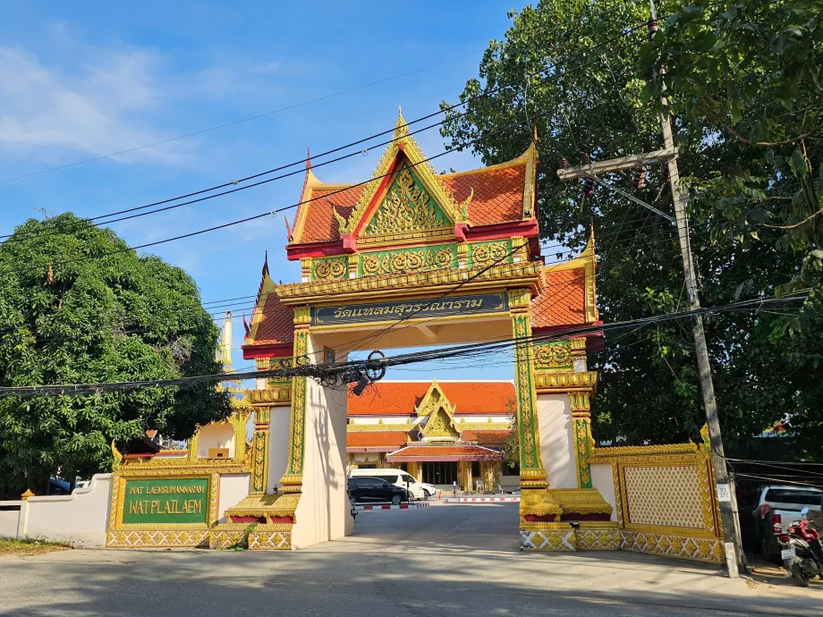 Wat Plai Laem, ingresso principale
