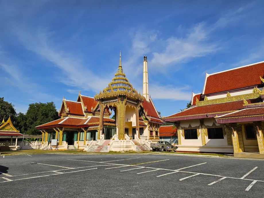 Wat Plai Laem, parcheggio