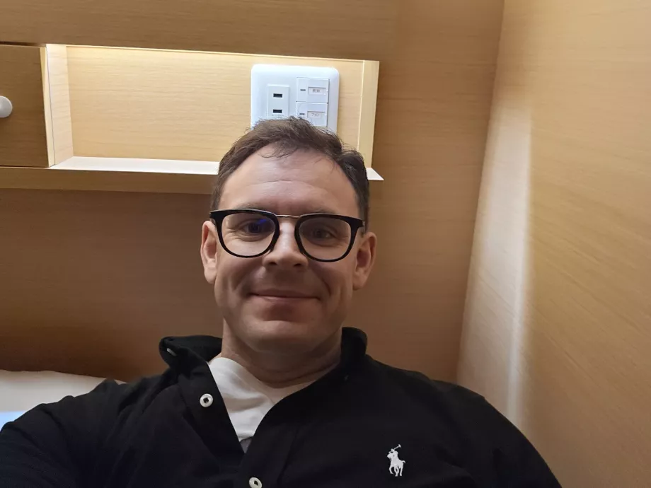 Io sdraiato in una capsula