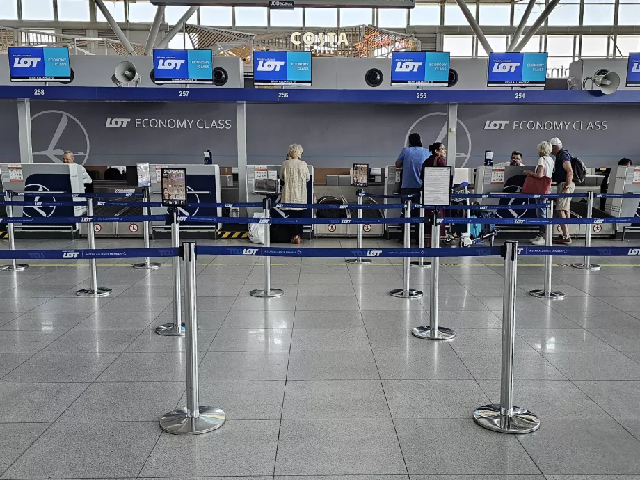 Check-in in aeroporto, LOT