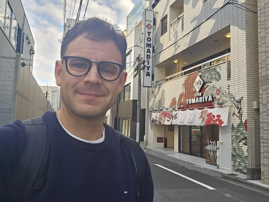 Io davanti all'Hotel Tomariya