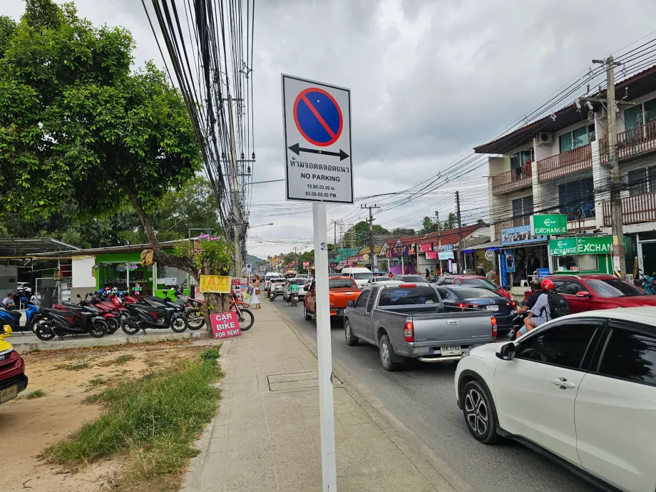 Divieto di parcheggio lungo la strada principale