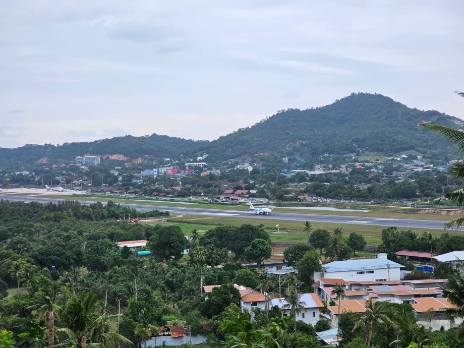 Vista dell'aeroporto dalla Pagoda di Chaweng