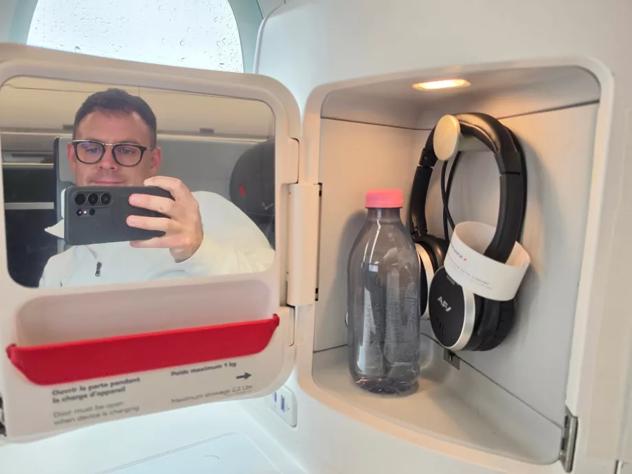 Uno specchio, delle cuffie e una bottiglia d'acqua