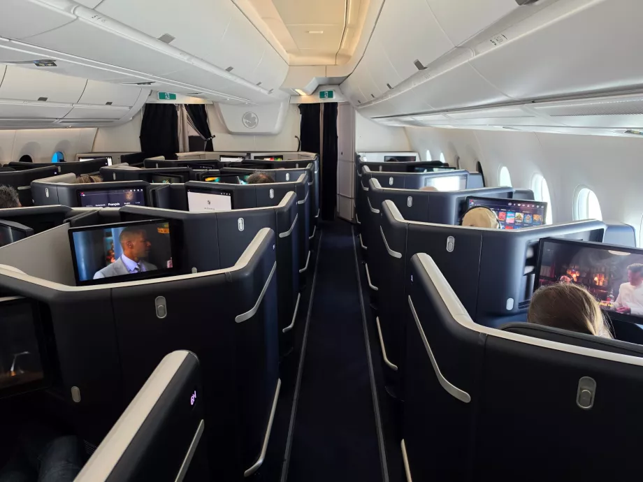 Una vista della cabina di classe business durante un volo