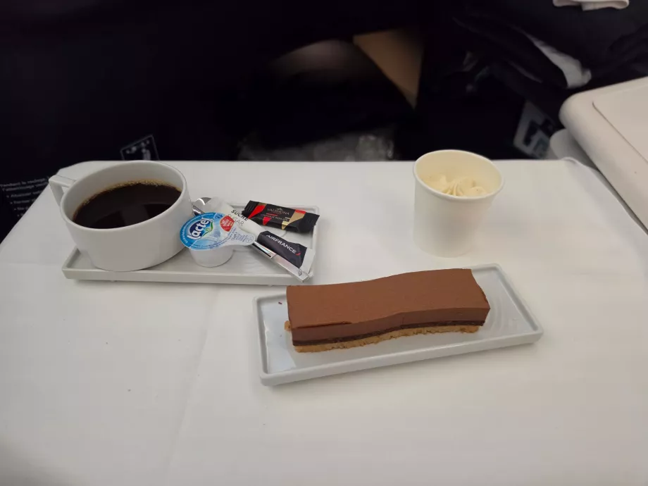 Pranzo: un dessert al cioccolato e un caffè