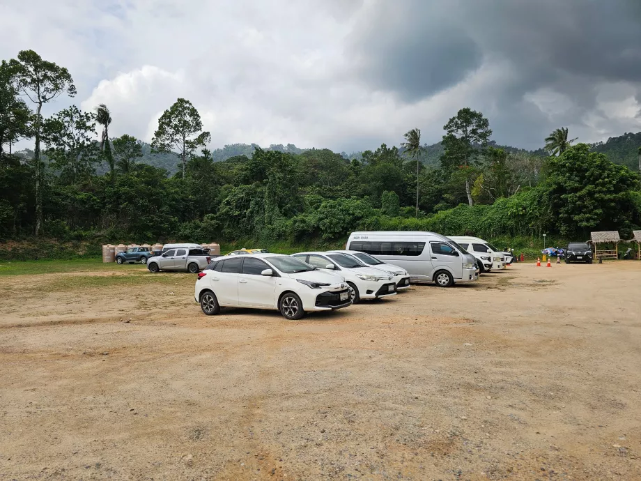 Parcheggio sotto le pietre di sovrapposizione