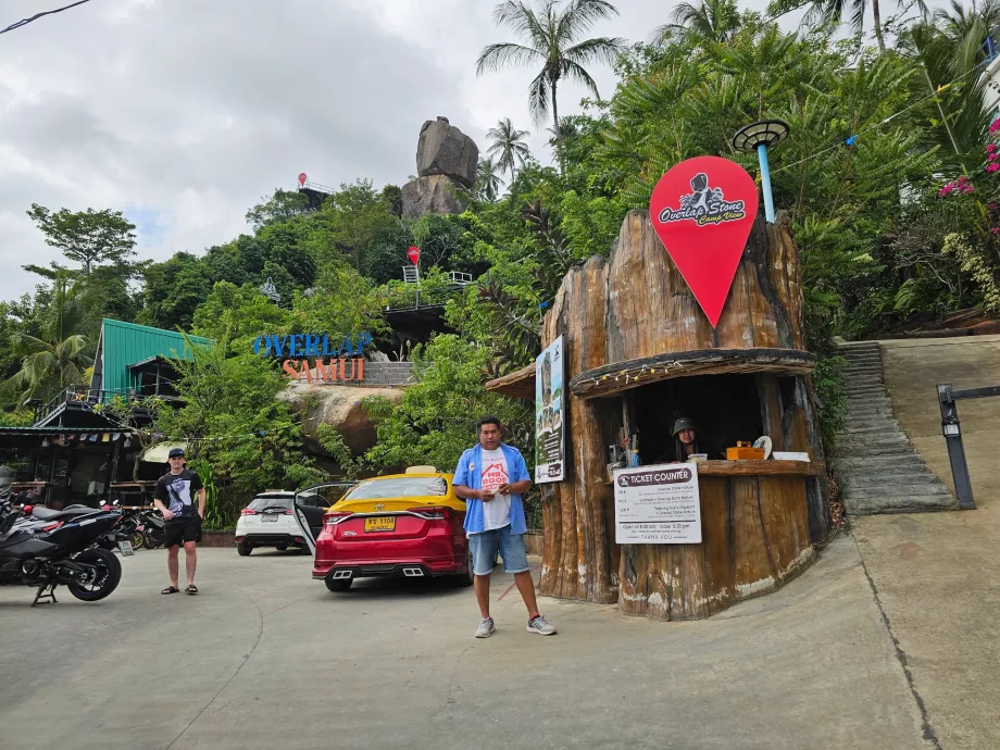 Biglietteria e parcheggio presso Overlap Stone 1