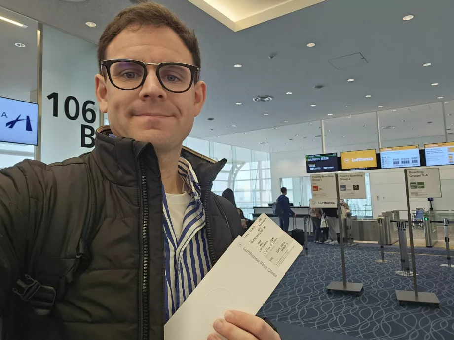 Io con una carta d'imbarco di Prima Classe