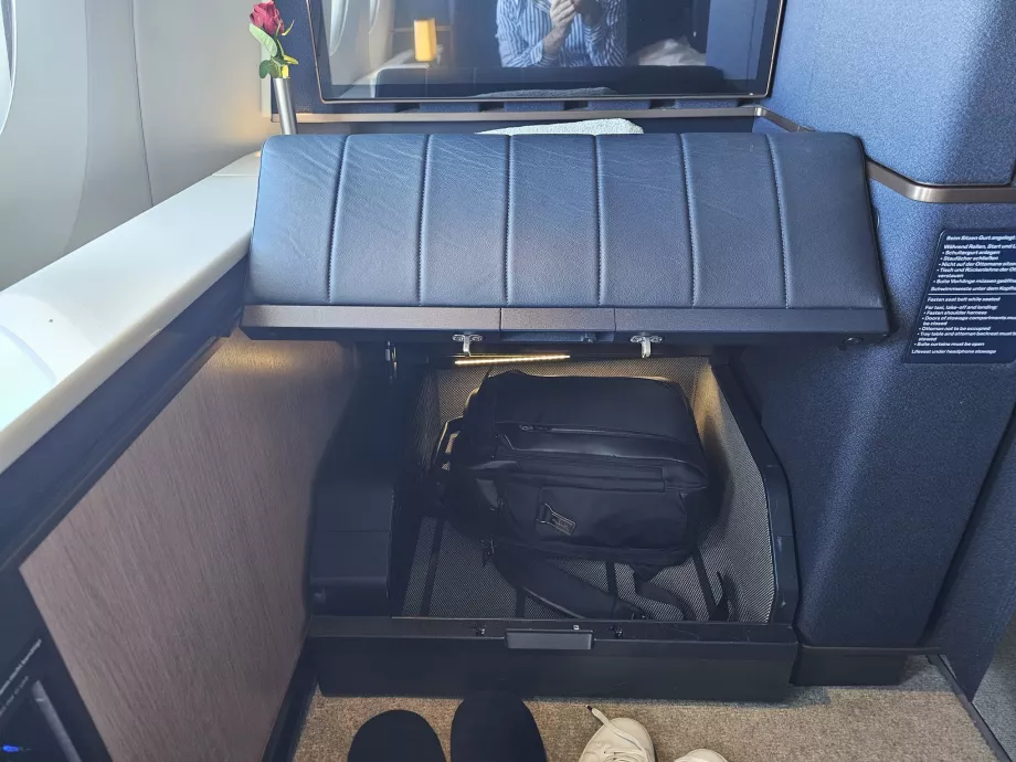 Vano portaoggetti nel poggiapiedi