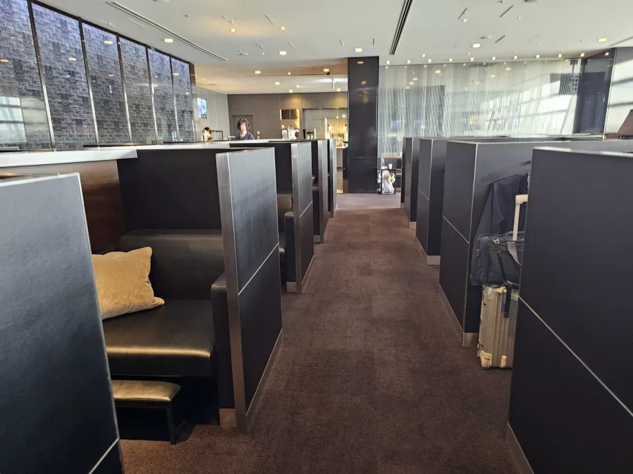 Posti a sedere che imitano la Prima Classe ANA