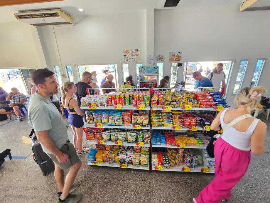 Negozio nel porto di Donsak