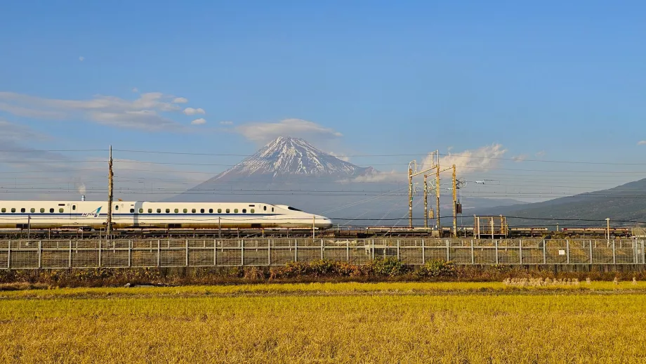 Shinkansen con il Monte Fuji sullo sfondo