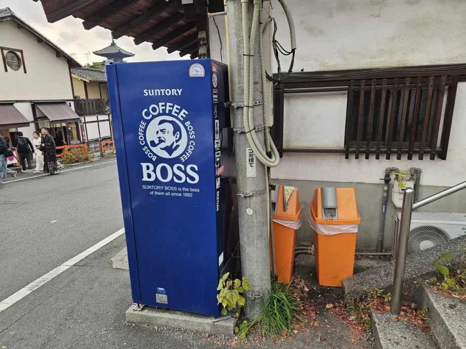 Bidone per bottiglie di plastica al distributore di bevande