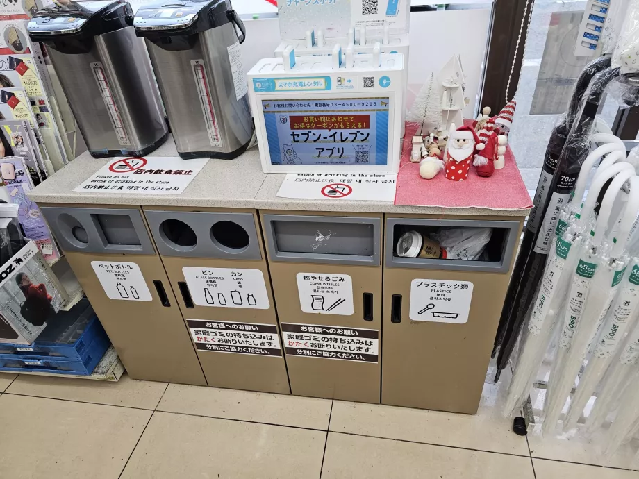 Cestini per i rifiuti nei minimarket