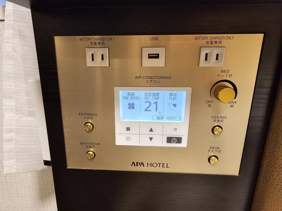 Prese di corrente, prese USB e controllo del clima nell'APA Hotel.