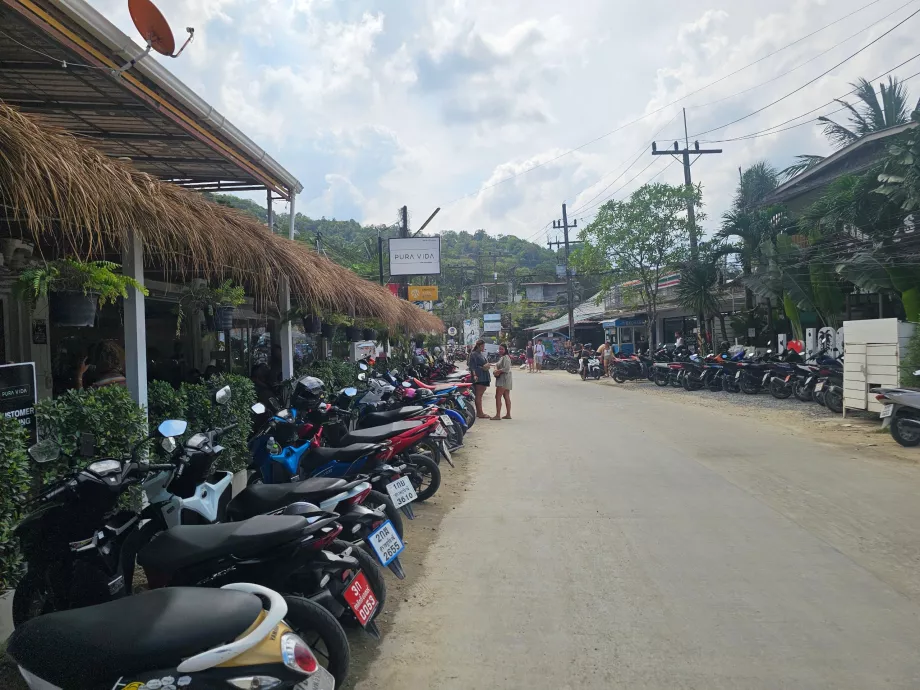 Parcheggio per scooter vicino alla strada principale