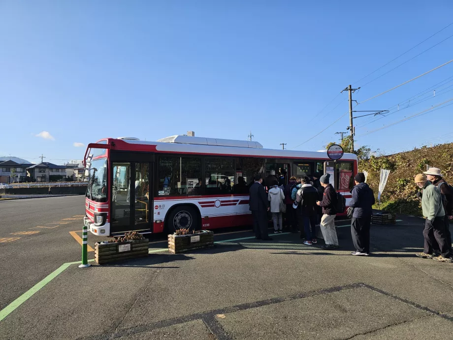 Autobus dalla stazione ferroviaria al molo delle imbarcazioni
