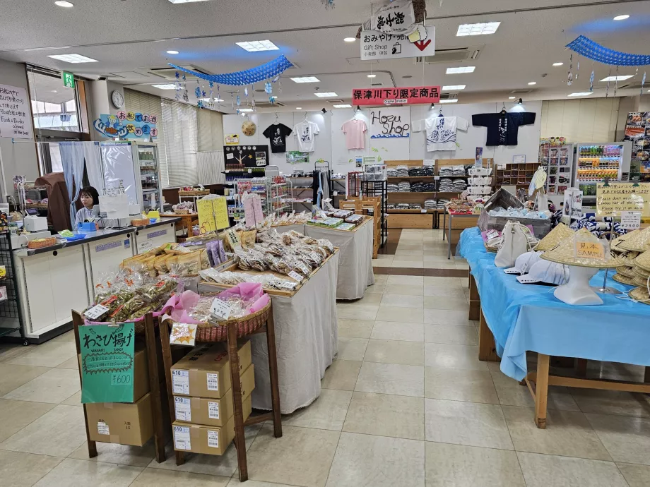 Negozio di souvenir nel porto turistico