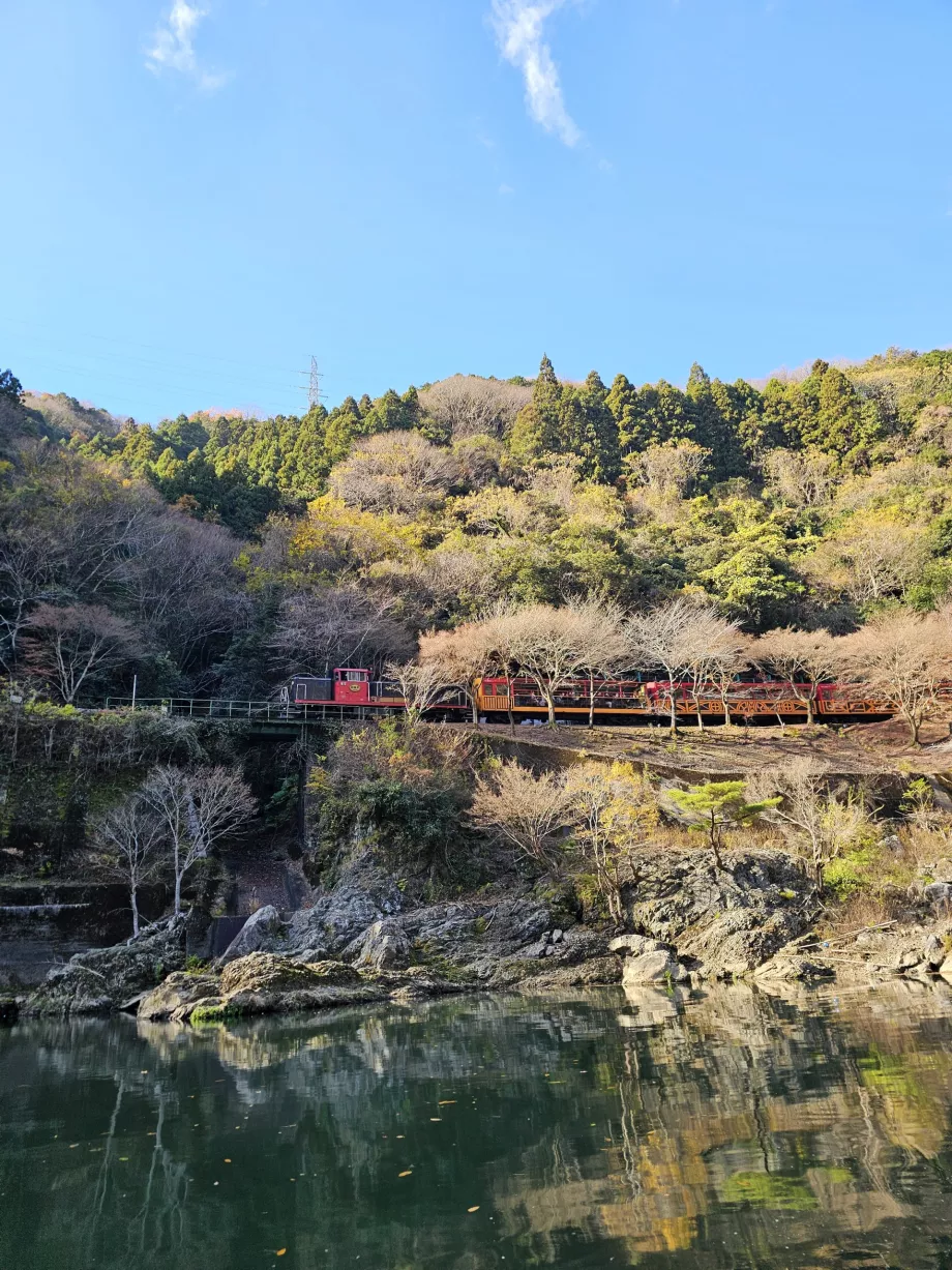 Passando davanti al romantico treno di Sagano