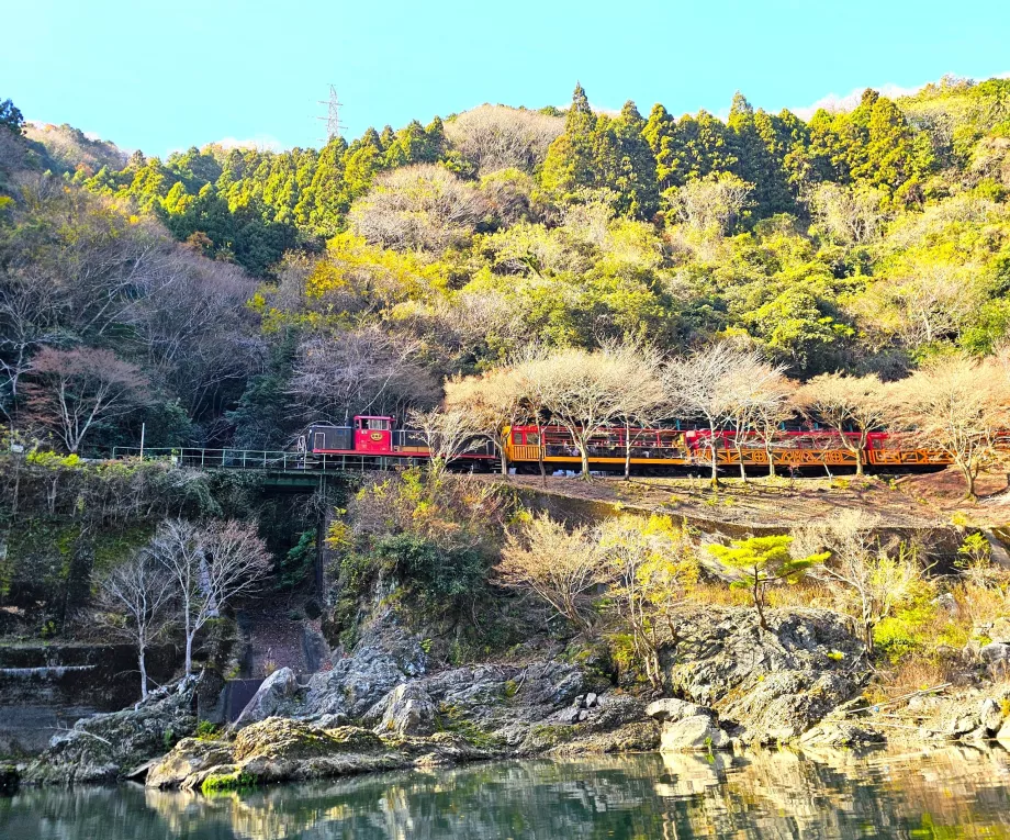 Treno nel canyon di Hozugawa