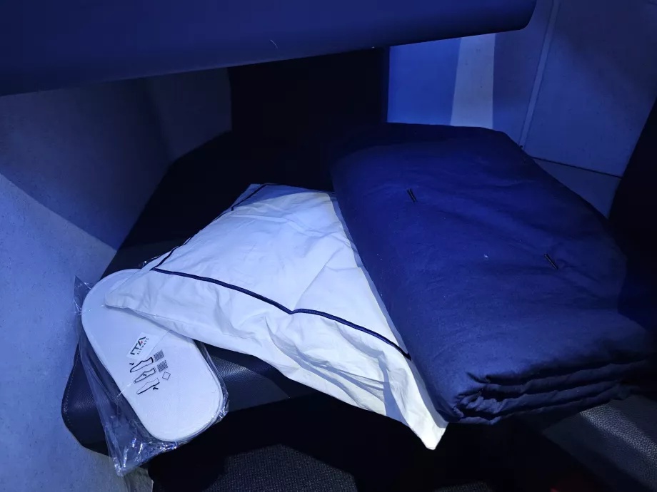 Cuscino, coperta e pantofole