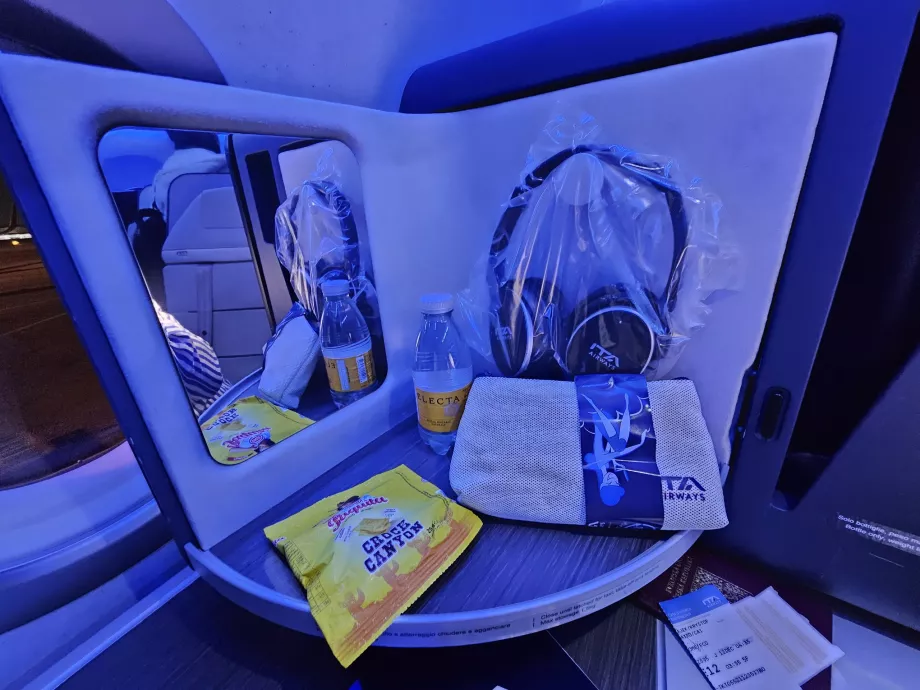 Pannello di apertura con specchio, cuffie, biscotti e acqua