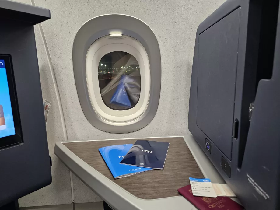 Tavolo e ripostiglio chiuso con specchio