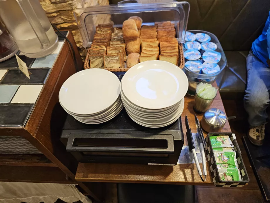 Colazione - pasticcini e yogurt