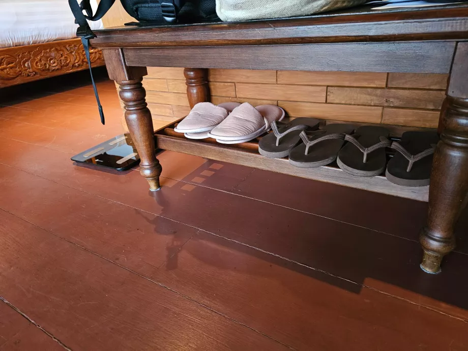 Pantofole, infradito e scale da arrampicata