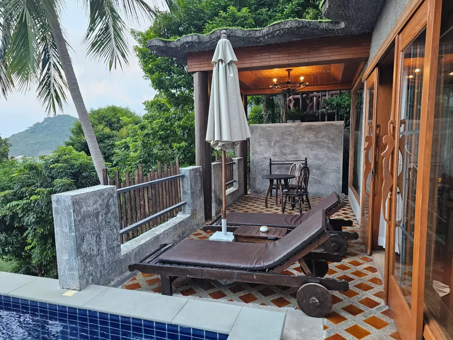 Terrazza con sedie a sdraio