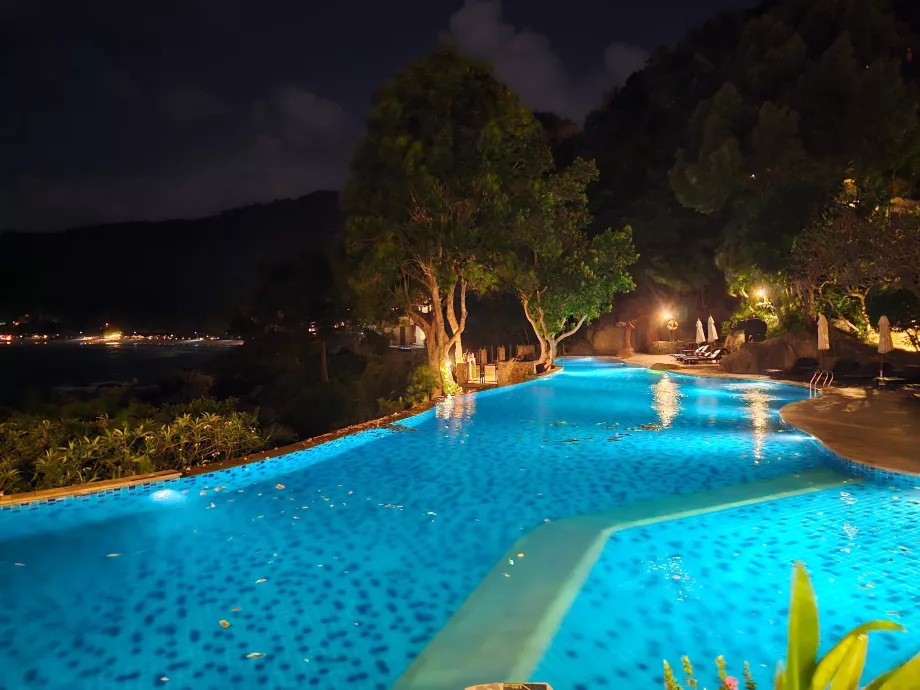 Grande piscina dell'hotel