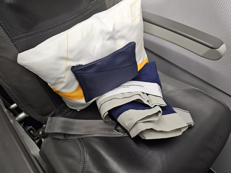 Cuscino, kit di cortesia, coperta