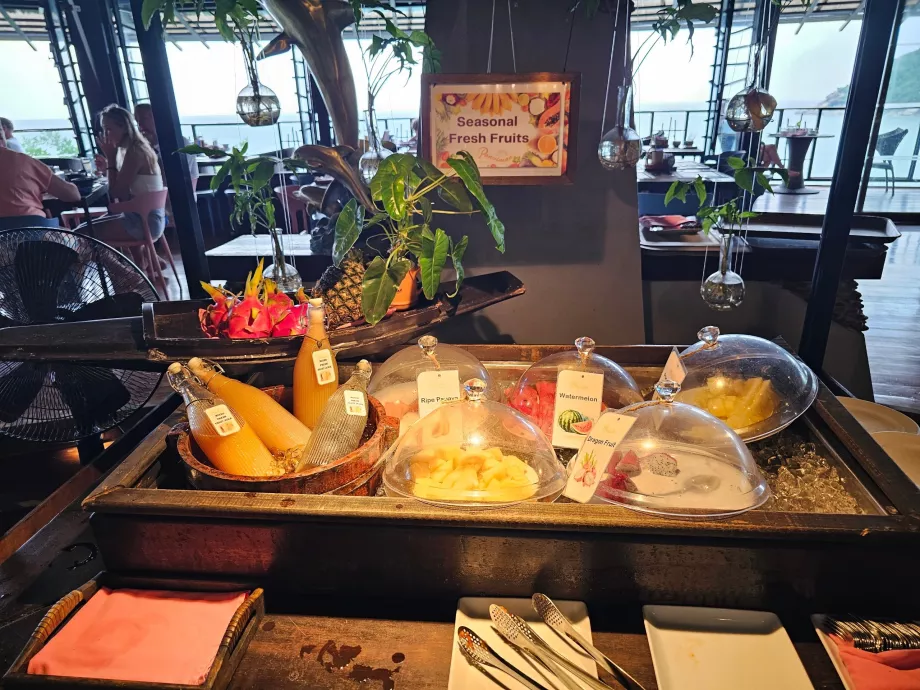 Colazione: succhi di frutta e fresche