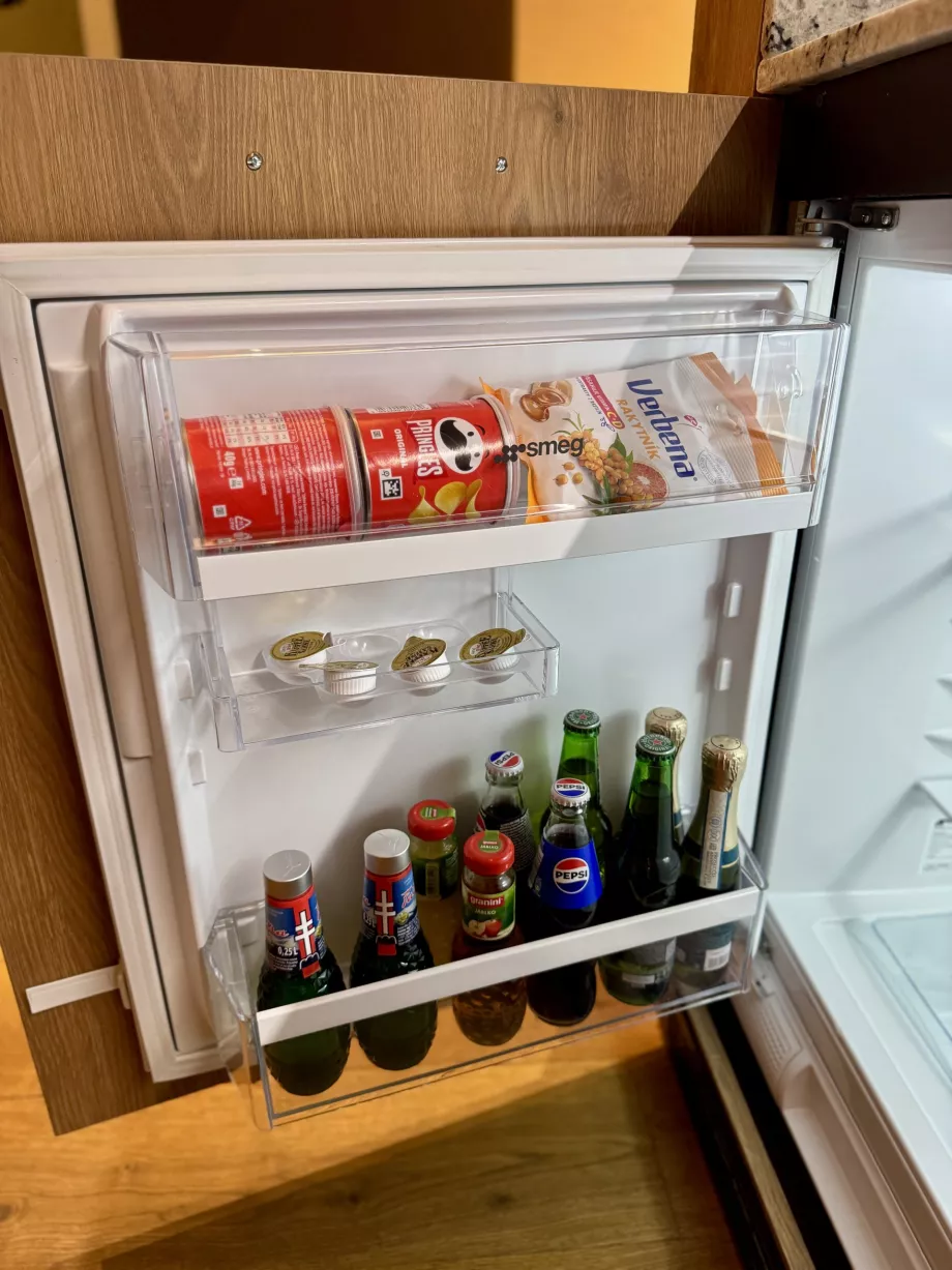 Frigorifero con minibar gratuito