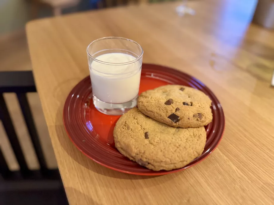 Latte fresco e biscotti