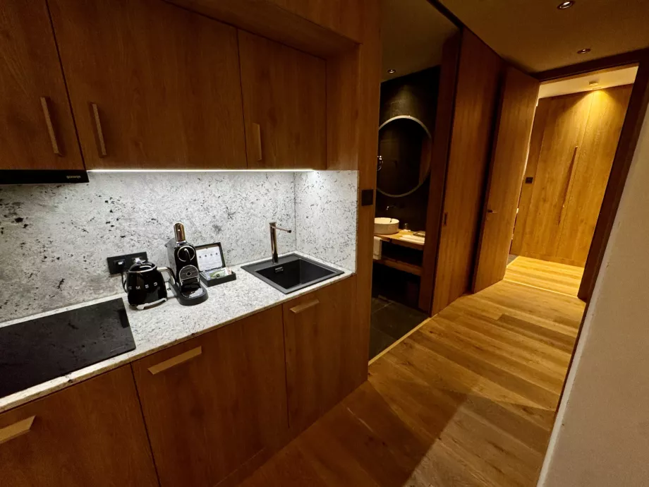 Cucina e disimpegno verso i bagni e le camere